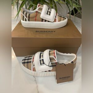 Burberry kids shoes New with tags